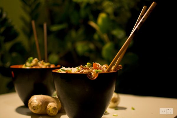 Stir-fry z indykiem i warzywami w sosie sojowo-orzechowym