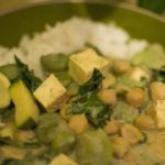 Curry z bobem, tofu i cieciorką