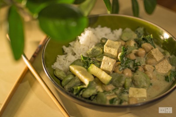 Curry z bobem, tofu i cieciorką