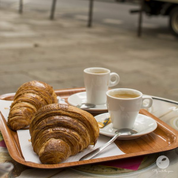 Francuskie śniadanie - kawa i croissant