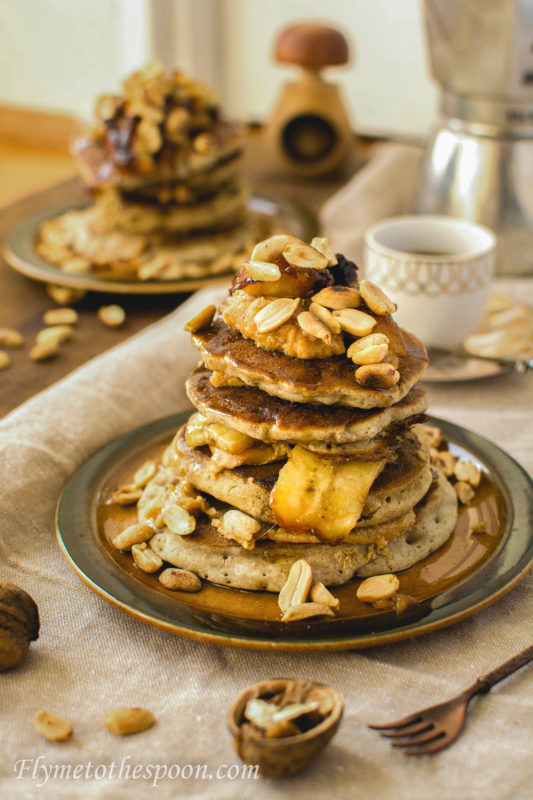 Pancakes z karmelizowanymi bananami i masłem orzechowym 