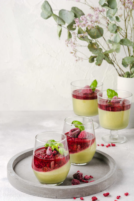 Jogurtowa panna cotta z matchą i malinami zielona herbata deser