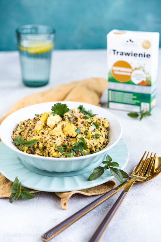 Quinoa z warzywami i tahini – wegańska potrawka bezglutenowa z komosy ryżowej