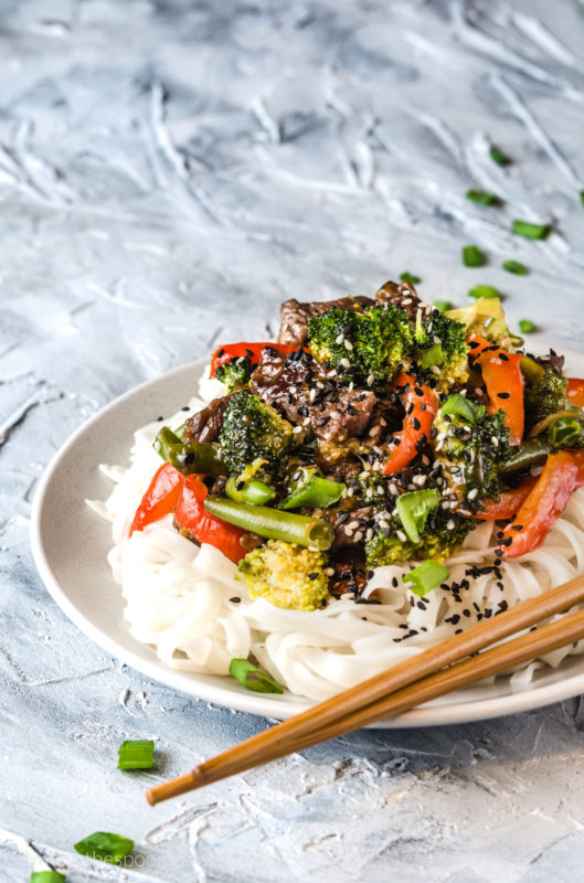 Wołowina po wietnamsku z brokułami warzywa po azjatycku