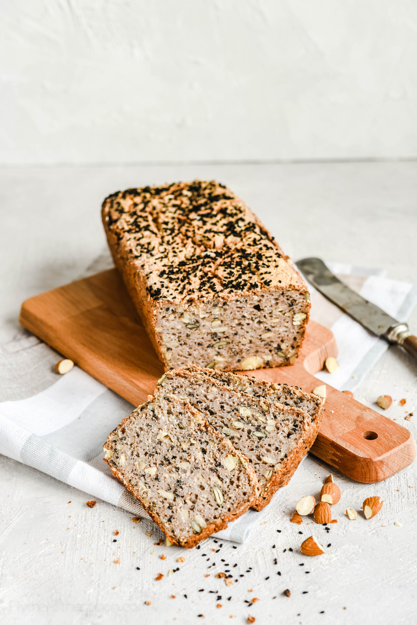 Bezglutenowy chleb gryczany z czarnuszką i migdałami – bez mąki i drożdży