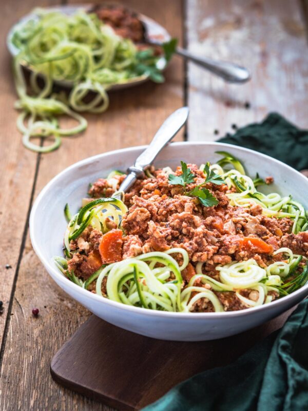 Cukiniowe spaghetti bolognese z indyka – makaron bez glutenu, bez mąki, bez węglowodanów, dietetyczny
