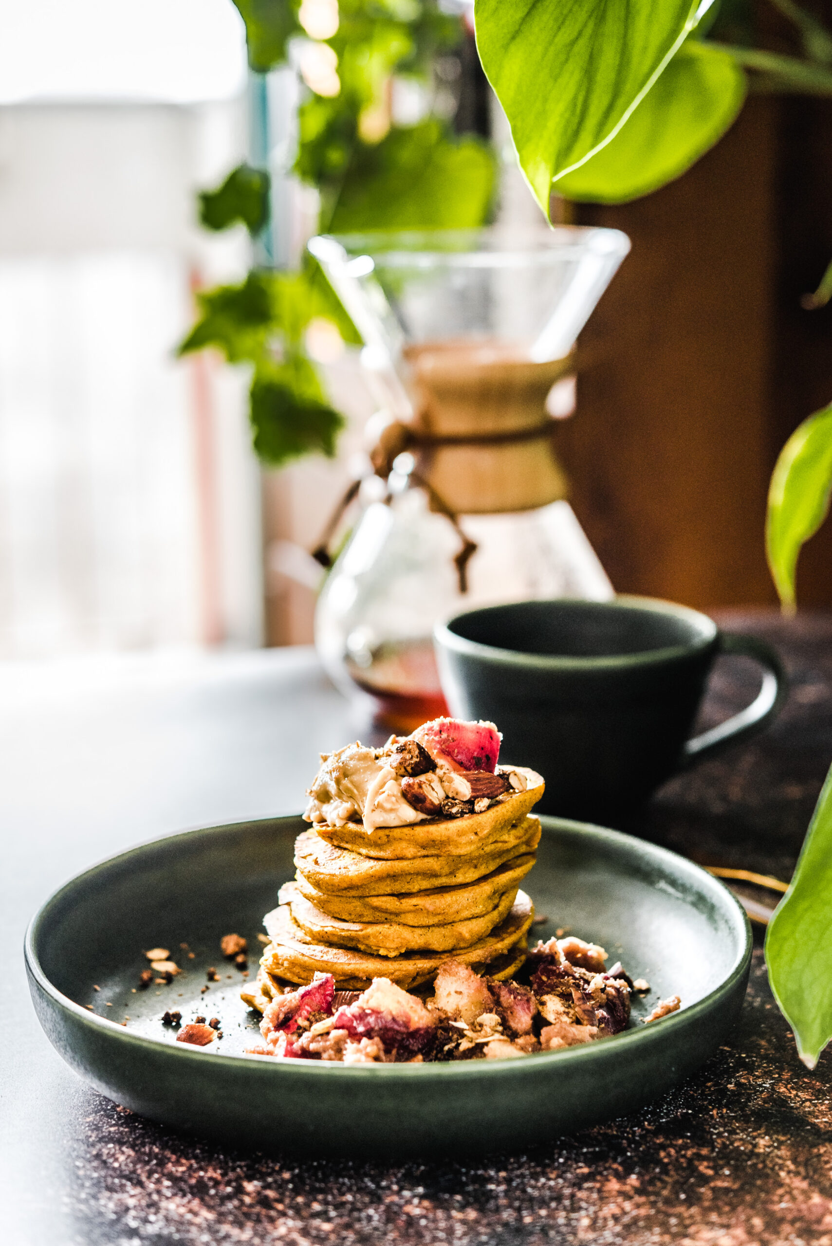 Orkiszowe placuszki dyniowe z karmelizowanymi śliwkami i masłem orzechowym