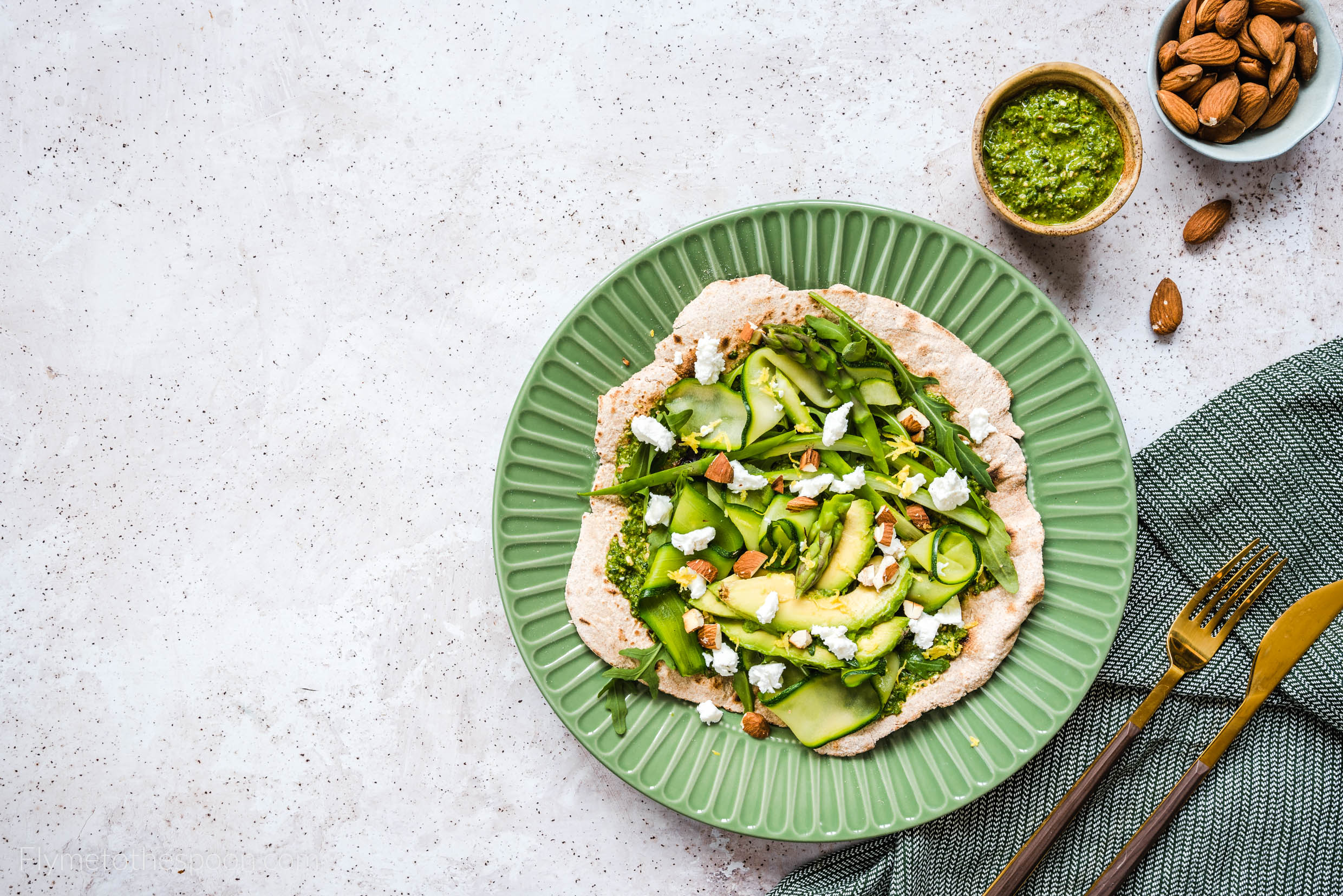 Podpłomyk z pesto i zielonymi warzywami - pizza z patelni z awokado, szparagami i cukinią