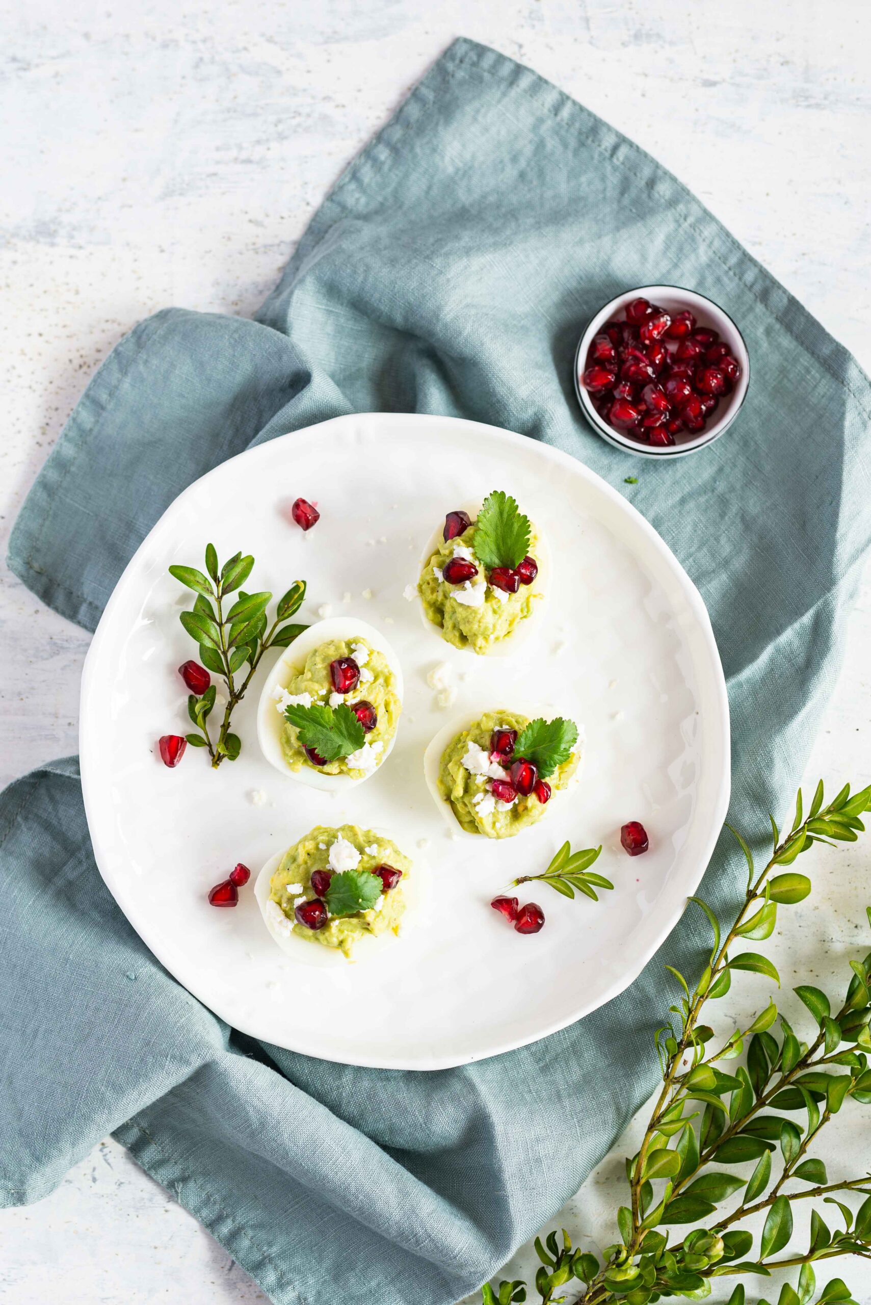 Jajka faszerowane awokado i granatem