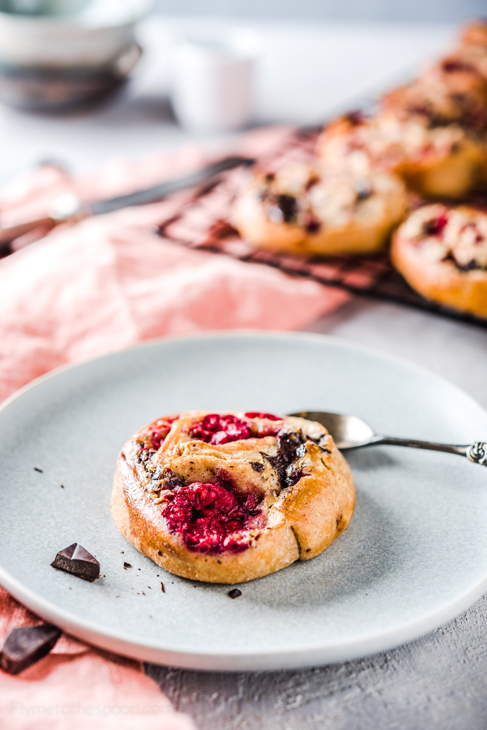 Drożdzówki z masłem orzechowym, malinami i czekoladą