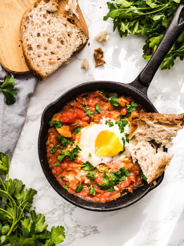 Szakszuka z cukinią i bakłażanem – łatwe jajka w pomidorach