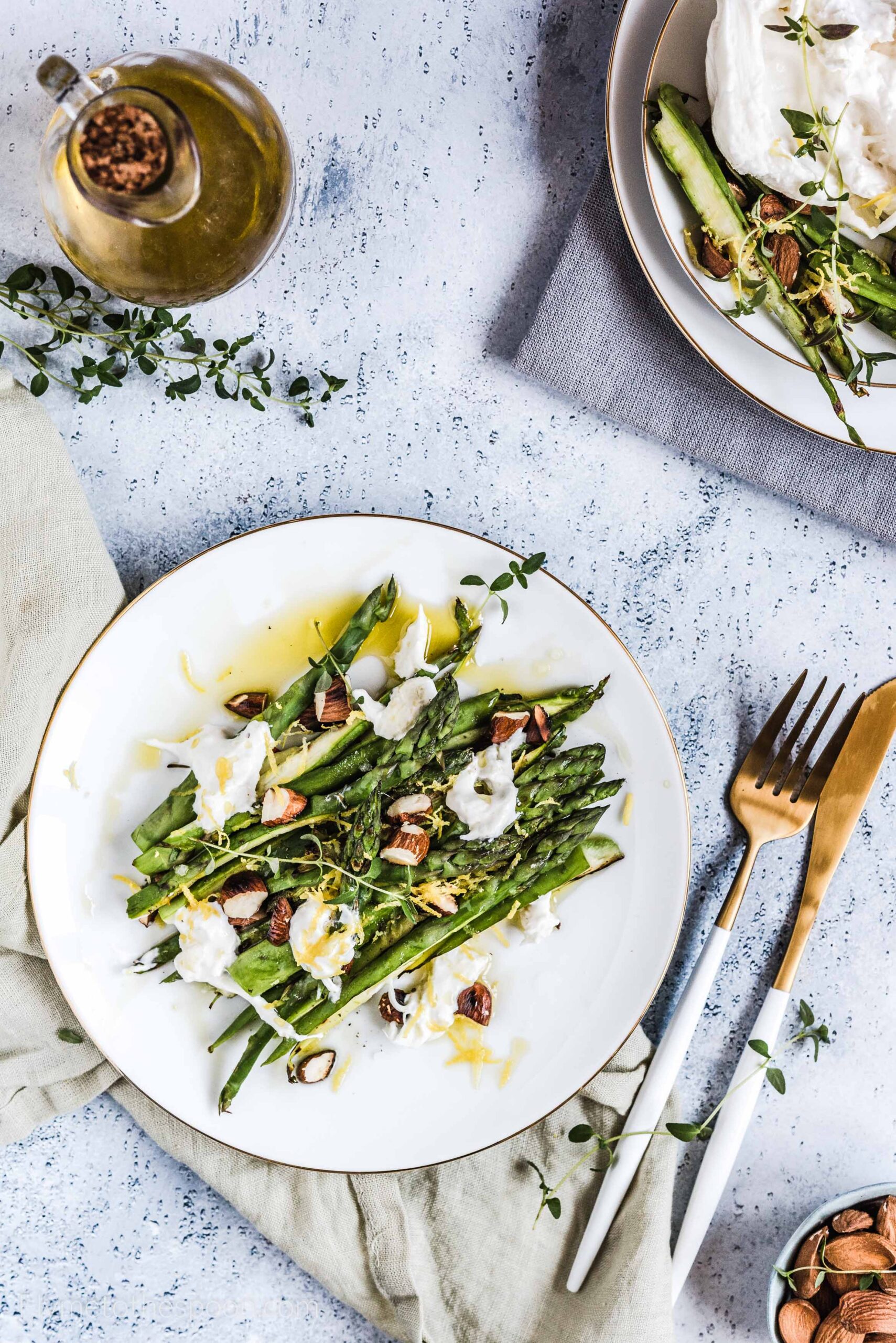 Szparagi z burratą i migdałami