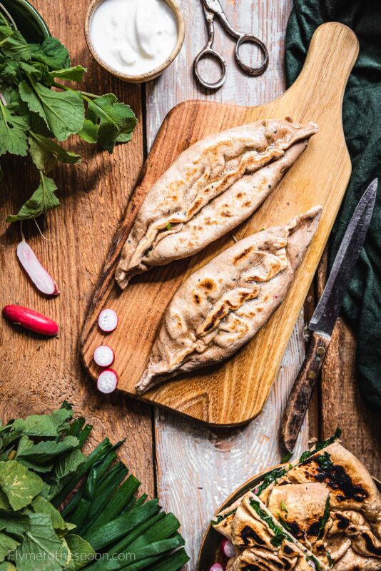 Ormiański chlebek z ziołami - czosnkiem niedźwiedzim i liśćmi rzodkiewki - zhingaliov hac