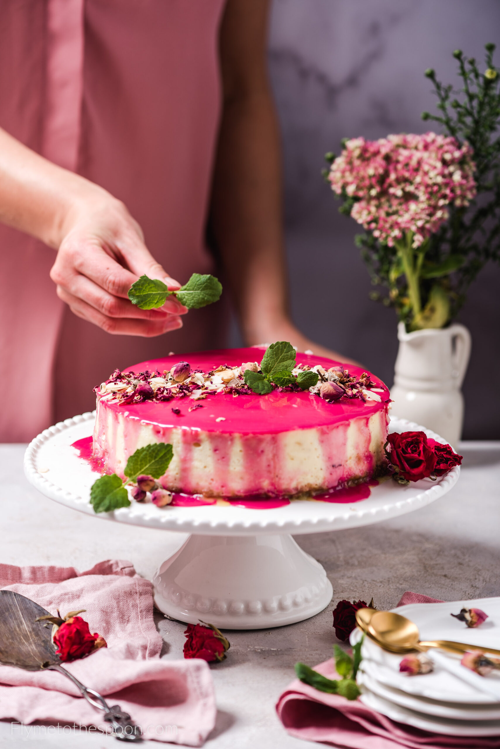 Sernik różany z białą czekoladą