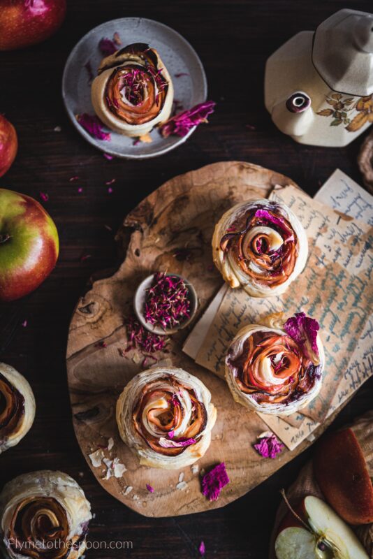 Jabłkowe róże z ciasta francuskiego z migdałami