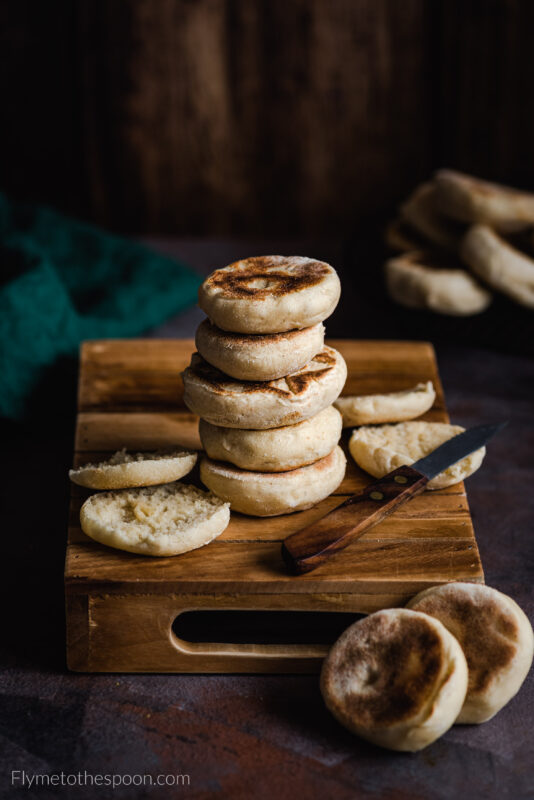Muffiny angielskie - drożdżowe bułeczki śniadaniowe z patelni