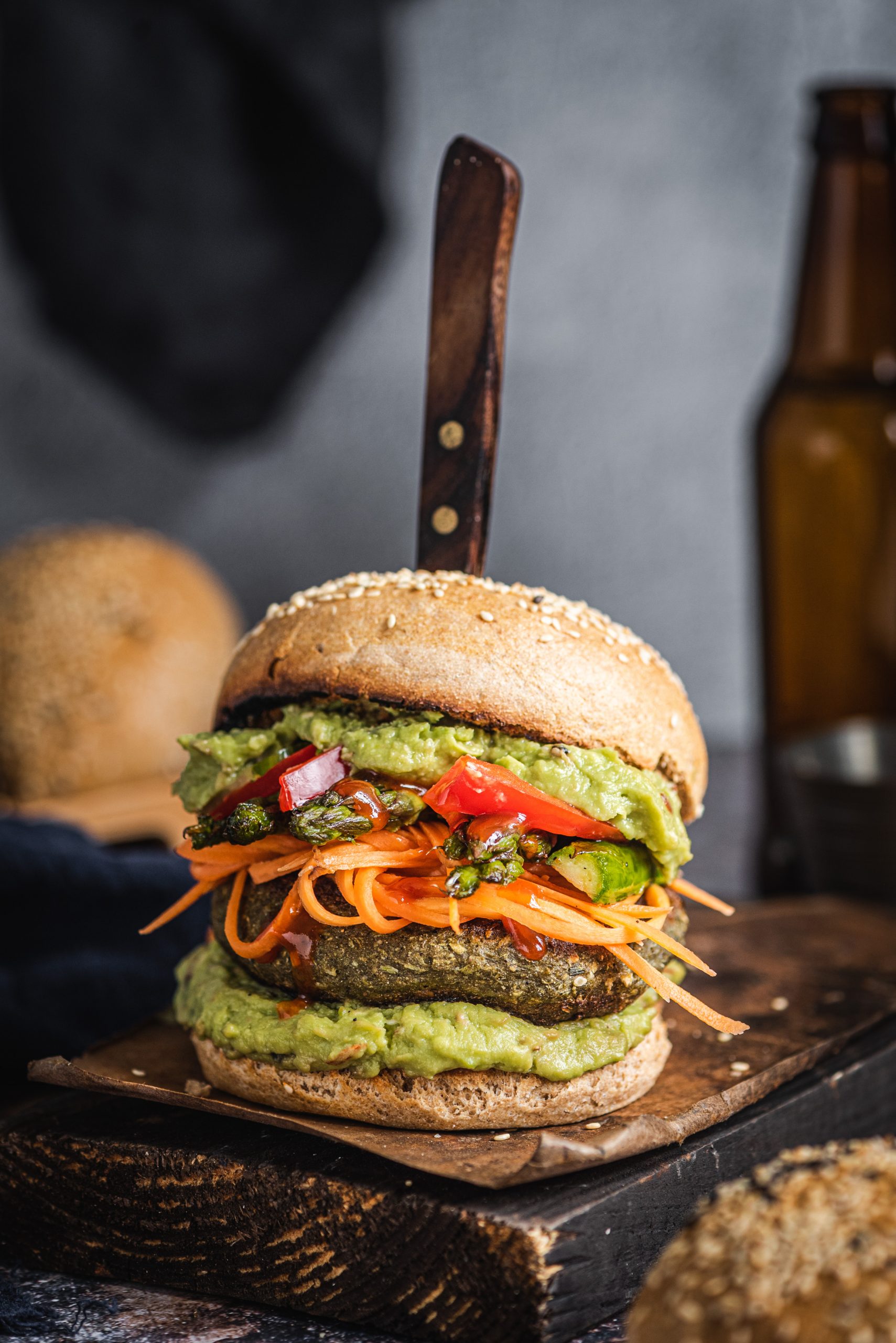 Wegańskie burgery azjatyckie z awokado, piklami i szparagami