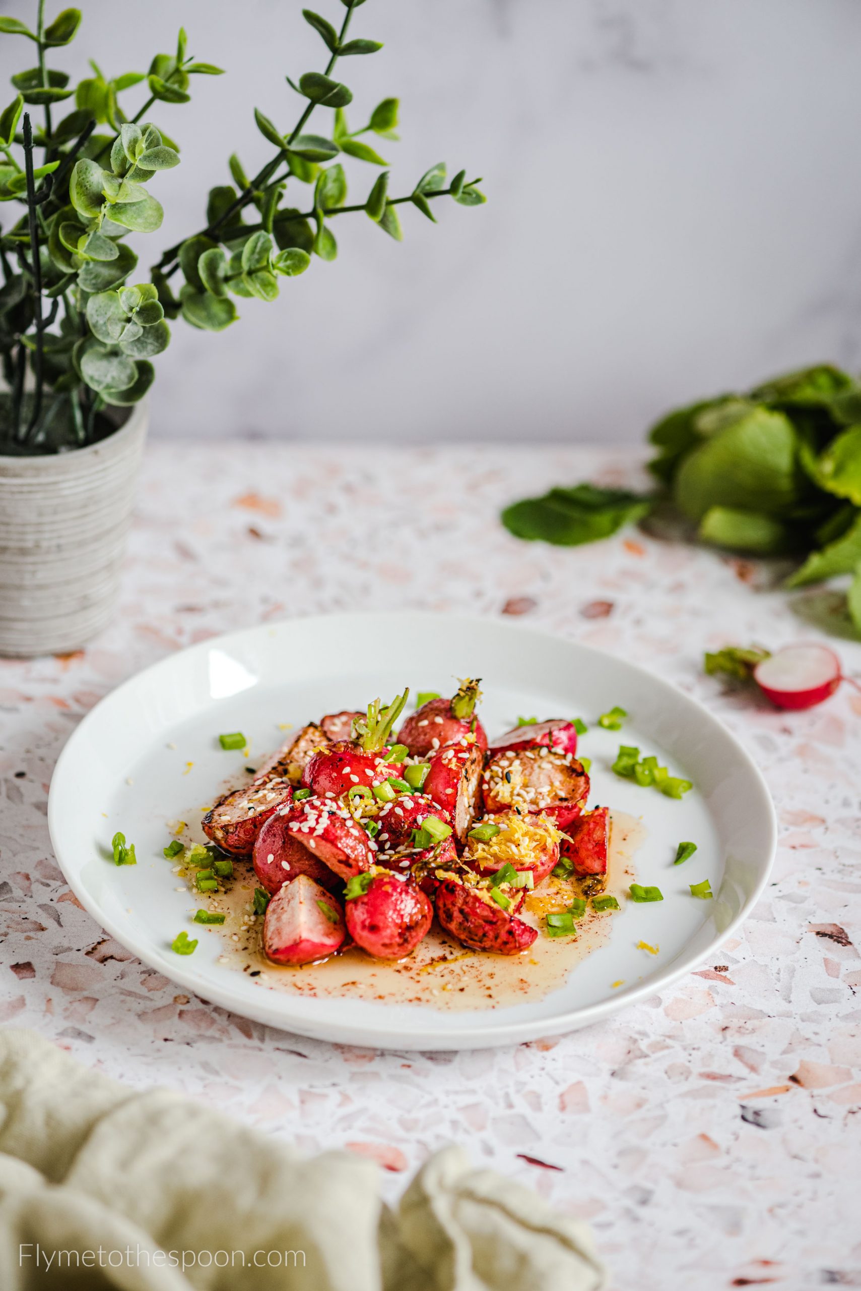 Rzodkiewki na maśle z sezamem i cytryną