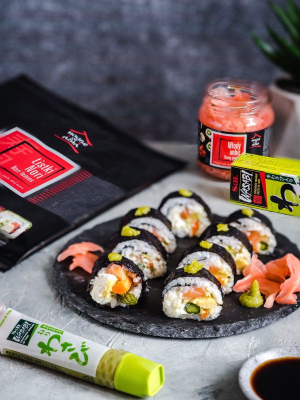 Sushi ze szparagami i łososiem – domowe futomaki
