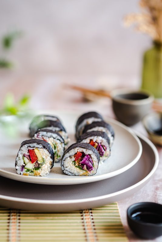 Wege sushi z serkiem migdałowym i warzywami