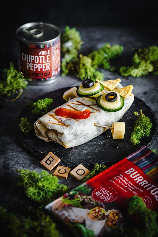 Halloweenowe wegetariańskie burrito z pico de gallo i fasolowym sofritas