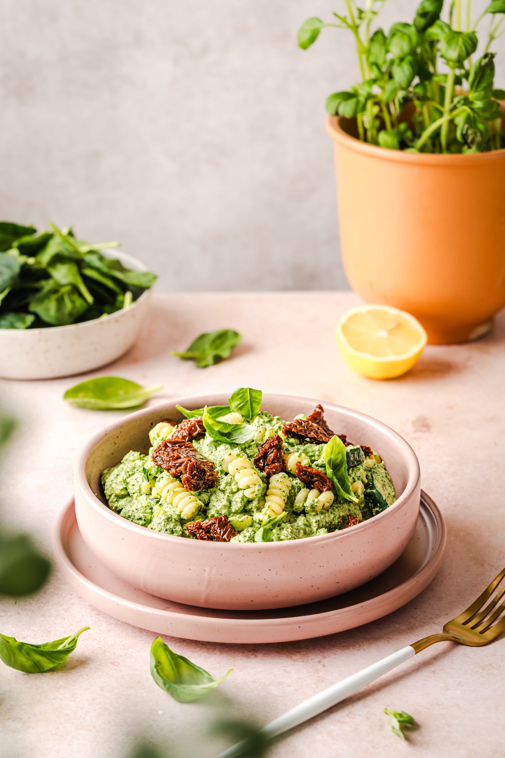 Wysokobiałkowy makaron w sosie szpinakowym z tofu