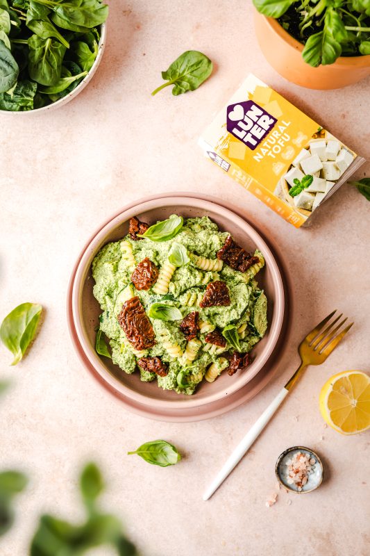 Wysokobiałkowy makaron w sosie szpinakowym z tofu