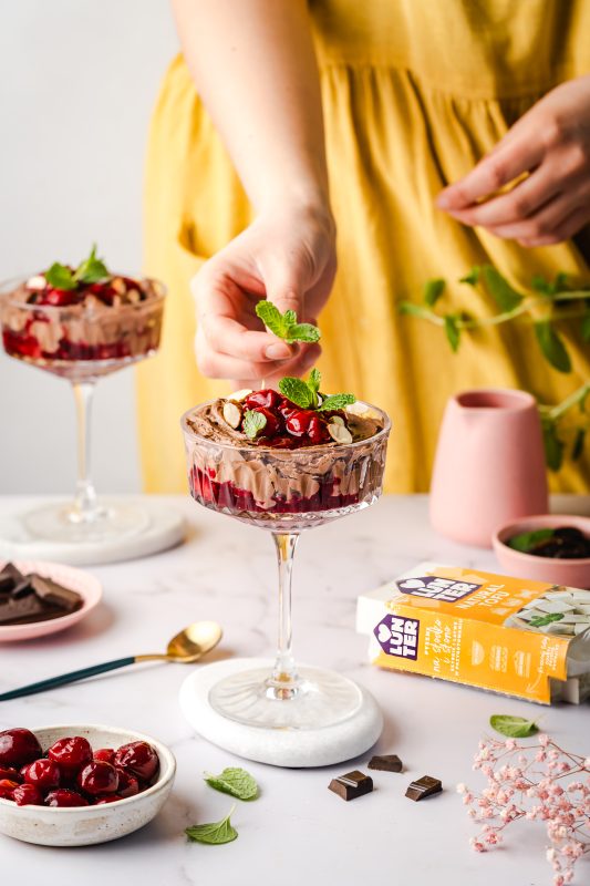 Mus czekoladowy z tofu z wiśniami