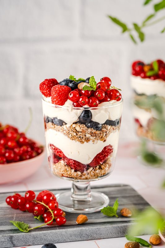 Deser w szklance z mascarpone i herbatnikami 