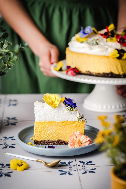 Sernik mango z bezą